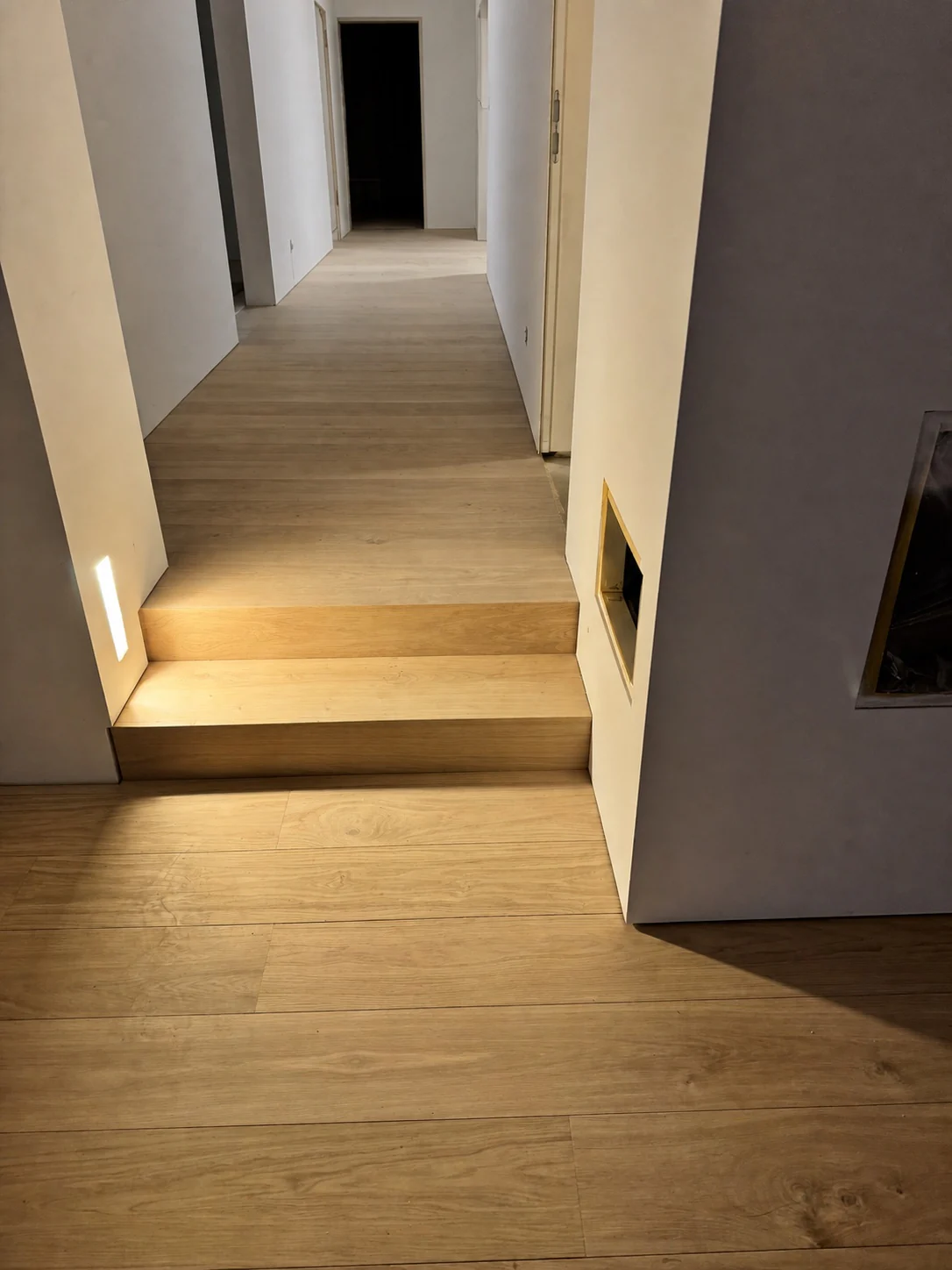 Holzboden mit zwei beleuchteten Stufen