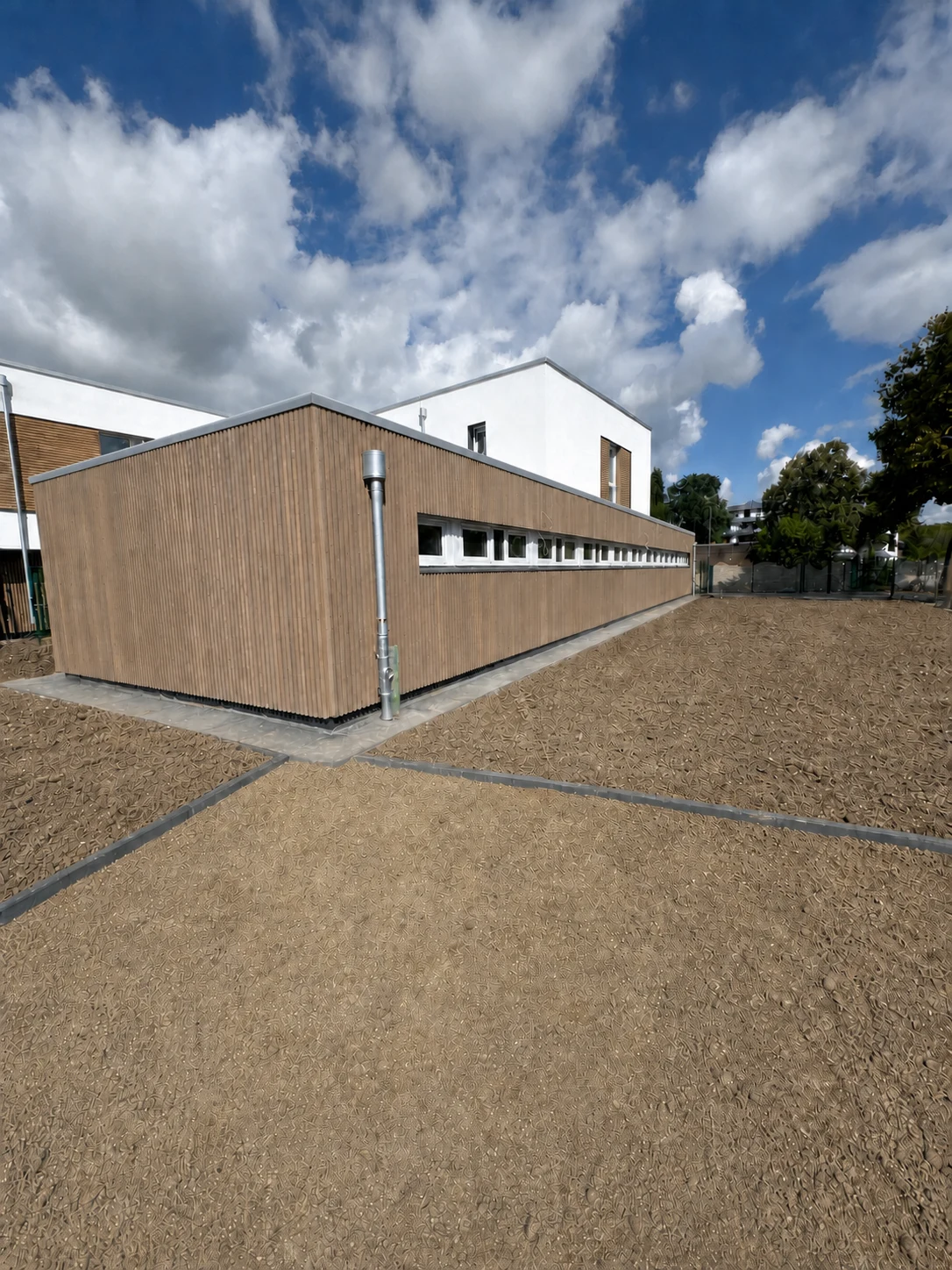 Braune Profilfassade mit gerader Attikaabdeckung