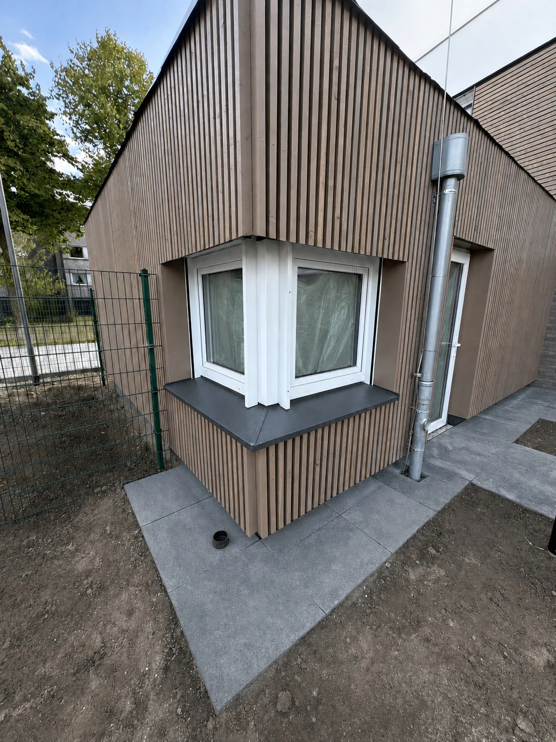 Eckdetail einer Profilfassade mit Fensteranschlüssen