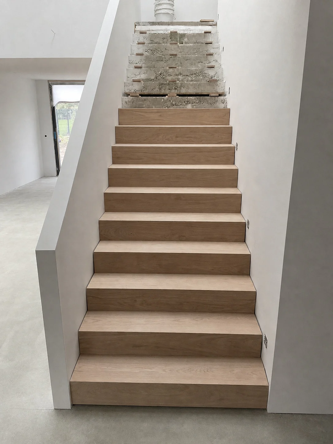 Mit Holz belegte Innentreppe