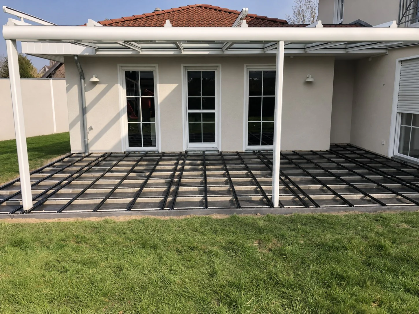 Schwarze Unterkonstruktion einer Terrasse